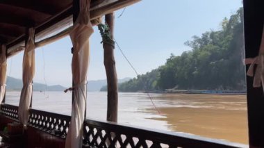 Mekong Nehri boyunca Laos 'ta tekne taşımacılığı, köyleri birbirine bağlamak, malları taşımak ve manzaralı turlar sunmak için gereklidir. 4k video kaydı
