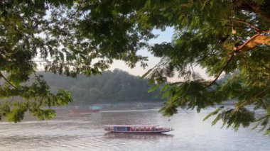 Luang Prabang 'da Mekong Nehri boyunca turizm tekneleri. 4k video kaydı