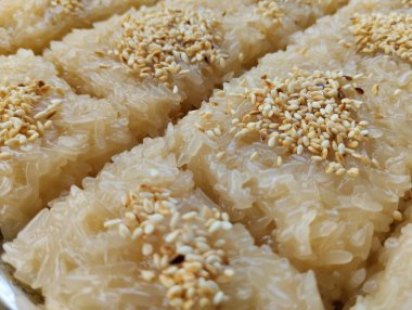 Lezzetli Tayland tatlıları geleneksel tatlı pilavı ve hindistan cevizi. 