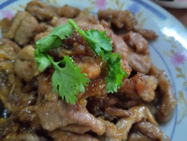 Hindistan cevizi şekerli kızarmış domuz eti lezzetli Asya yemekleri.