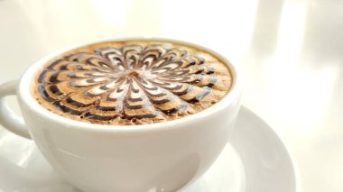 Sıcak kahve fincanı kapuçino tarzına bayılırım.
