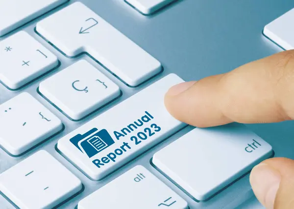 Jaarverslag 2023 Geschreven Blauwe Sleutel Van Metallic Keyboard Vingertoets Indrukken Stockafbeelding