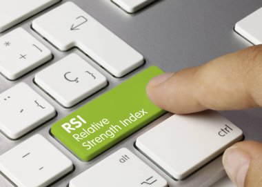 Metalik Klavyenin Yeşil Anahtarı üzerine yazılan RSI Göreli Güç İndeksi. Parmak tuşuna bas.