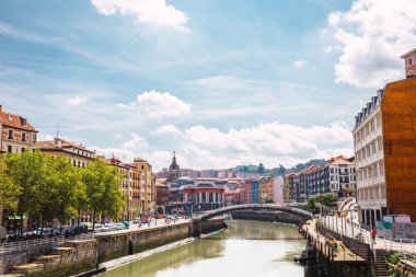 Güneşli bir günde Bilbao şehrinin renkli mimarisi ve Nervion nehri manzarası. İspanya, Bask ülkesinde güzel bir tatilin tadını çıkarıyorum.