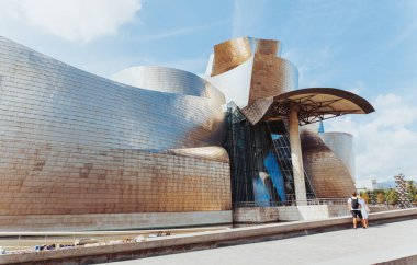 Bilbao, İspanya - Eylül 2022: Güneşli bir günde Bilbao 'daki Guggenheim Müzesi. Guggenheim Müzesi Bilbao modern ve çağdaş sanat müzesidir.