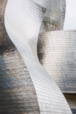 Bilbao, İspanya - Eylül 2022: Bilbao, İspanya 'daki Guggenheim Müzesi' nin kıvrımlı şekillerinin yakın görüntüsü. Guggenheim Müzesi Bilbao modern ve çağdaş sanat müzesidir.