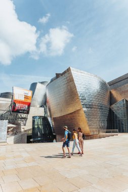 Bilbao, İspanya - Eylül 2022: Bilbao 'daki Guggenheim Müzesi' nin cephesi ve girişi. Guggenheim Müzesi Bilbao modern ve çağdaş sanat müzesidir.