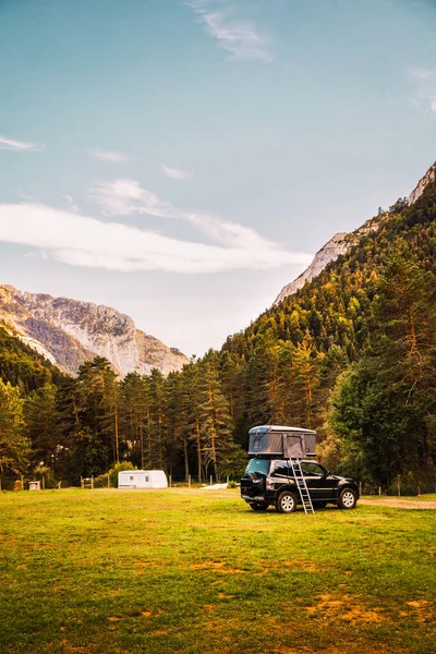 Una Fuoristrada 4X4 Camper Una Valle Con Una Splendida Vista — Foto Stock