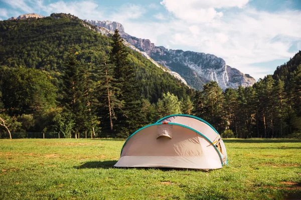 Tienda Con Increíbles Vistas Paisaje Bosques Montañas Vacaciones Camping Vacaciones — Foto de Stock