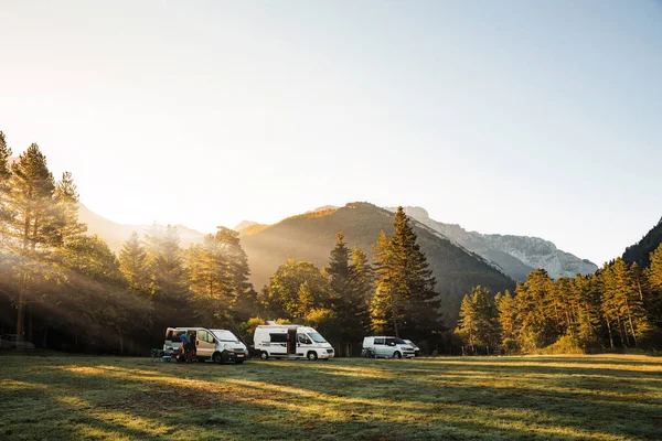 Camper Furgonetas Valle Con Increíbles Vistas Del Paisaje Bosques Montañas — Foto de Stock