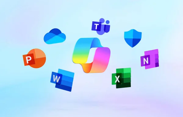 Valencia, İspanya - Ocak 2024: Microsoft Copilot AI, Yapay Zeka ile birlikte Microsoft 365 uygulamaları üzerinde çalışıyor. 3 boyutlu resimde yeni logo ve yüzen uygulamalar simgeleri