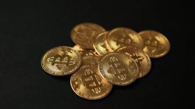 Siyah arka planda altın sikke yığını, kamera döndürme görüntüsü. Bullish BTC, kripto para birimi, 2p2 takas ve engelleme zinciri konsepti