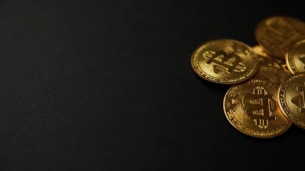 在黑色背景上接近一堆比特币的金币 相机在移动 Bullish Btc Crypcurrency 2P2 Exchange Blockchain Concept — 图库视频影像