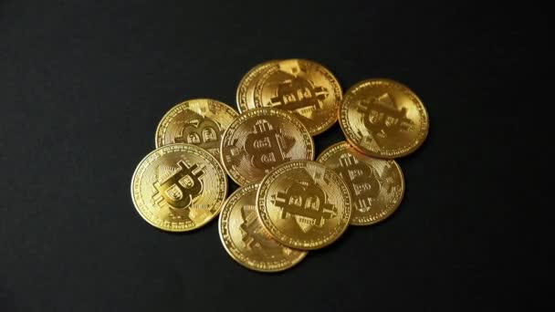 手把比特币放在一堆比特币上黑色背景的金币上 Bullish Btc Crypcurrency 2P2 Exchange Blockchain Concept — 图库视频影像