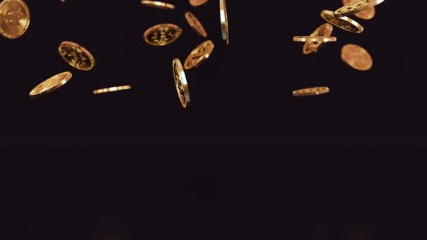 在现实的慢动作3D动画中 一堆黄金比特币在黑暗的背景下从上面掉到了地上 恶性比特币价格上涨 加密货币 2P2交换和区块链概念 — 图库视频影像