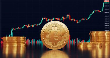 BTC şamdan fiyat tablosunun önünde gerçekçi bir 3D işlemeli bitcoin altın sikke. Bullish Bitcoin fiyatı yükseliyor, kripto para birimi, 2p2 takas ve engelleme zinciri kavramı