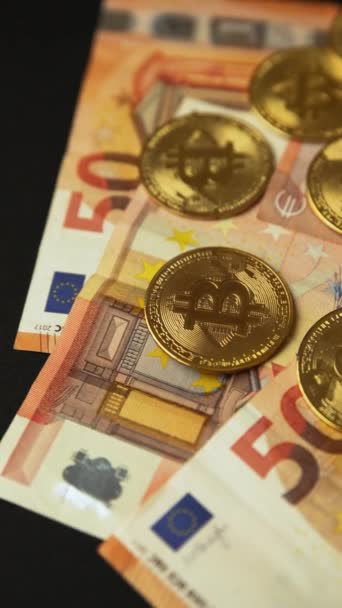 Närbild Flera Guldmynt Bitcoin Euro Räkningar Kamera Panorering Rörelse Bullish — Stockvideo