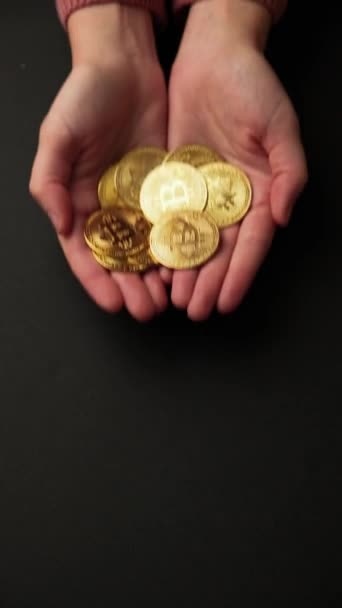 Mani Che Mostrano Mucchio Monete Oro Bitcoin Uno Sfondo Nero — Video Stock