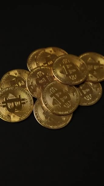 Una Pila Monedas Oro Bitcoins Sobre Fondo Negro Vista Rotación — Vídeo de stock
