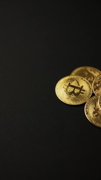 Κοντινό Πλάνο Από Ένα Σωρό Bitcoins Χρυσά Νομίσματα Μαύρο Φόντο — Αρχείο Βίντεο