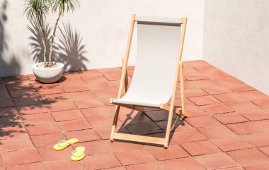 Sunny terasında boş kumaşla katlanır sandalye maketi gerçekçi 3D görüntüleme. Marka tasarımları ve yaz rahatlama kavramlarıyla açık hava mobilyalarının gösterimi