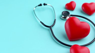 Doktor steteskoplu Dünya Sağlık Günü video konsepti, kırmızı kalpler ve gerçekçi 3D görüntüleme alanı. Küresel Sağlık Bilinci Günü her yıl 7 Nisan 'da kutlanır