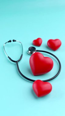 Dr. Stetoskop, kırmızı kalpler ve gerçekçi 3D görüntüleme ile Dünya Sağlık Günü sosyal medya video kavramı. Küresel Sağlık Bilinci Günü her yıl 7 Nisan 'da kutlanır