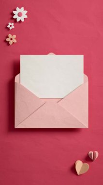 Zarfın içinden kalpler ve kağıt kesiği şeklinde çiçeklerle çevrili boş bir kart çıkar. Sosyal medya paylaşımı, aşk mesajları, Anneler Günü veya Sevgililer Günü için 3 boyutlu animasyon