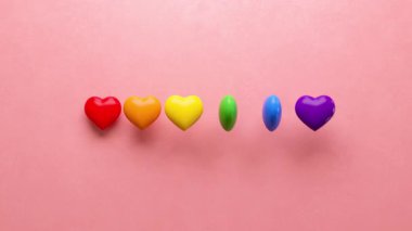 Mutlu Gurur videoları, gökkuşağı renkli kalpler ve pastel pembe arka plan ve kopyalama alanı. LGBTQIA + Gurur Ayı ve 3 boyutlu animasyonda aşk çeşitliliği kutlamaları