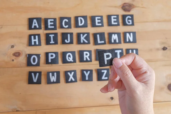 Hand Hält Buchstaben Des Englischen Alphabets — Stockfoto