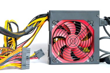Arka planda kablolar olan modüler güç kaynağı. pc donanım bileşeni teknoloji kavramı.