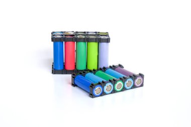 Tekrar kullanılan Li ion 18650 batarya paketi beyaz üzerine..