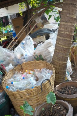 Çöp ve çevre kavramlarında şişenin yeniden kullanılması veya geri dönüşümü.