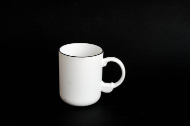 Beyaz kupa. Çay için kırmızı kalpli beyaz bardak ya da arka planda kahve.