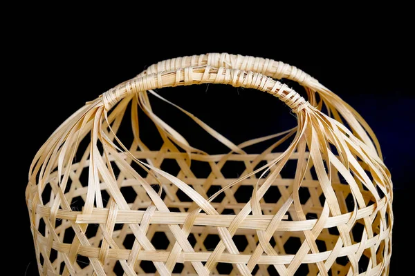 Siyah Arkaplanda Hasır Bir Bambu Sepeti — Stok fotoğraf
