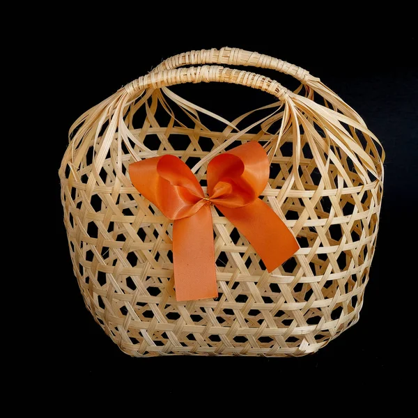 Плетеная Круглая Бамбуковая Корзина Черном Фоне — стоковое фото