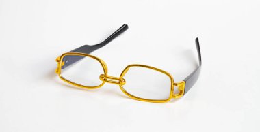 Beyaz arkaplanda modaya uygun gözlük.