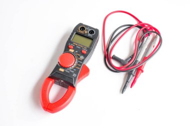 Beyaz üzerine kırmızı klemp çokölçer.