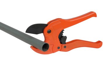 PVC boru kesicisi beyaz, kırpma yolu üzerinde izole.