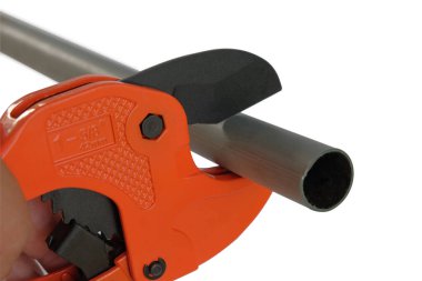 PVC boru kesicisi beyaz, kırpma yolu üzerinde izole.