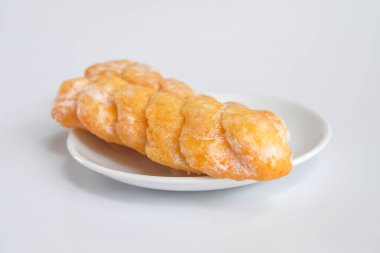 Beyaz arkaplanda bükülmüş ekmek çöreği, kırpma yolu.