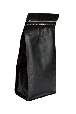 Beyaz arka planda siyah, boş plastik torba. Kırpma Yolu ile Paketleme.