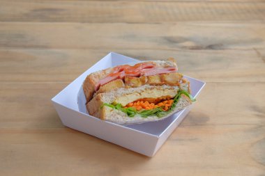 Jambonlu sandviç, peynir, domates ve kızarmış ekmek..