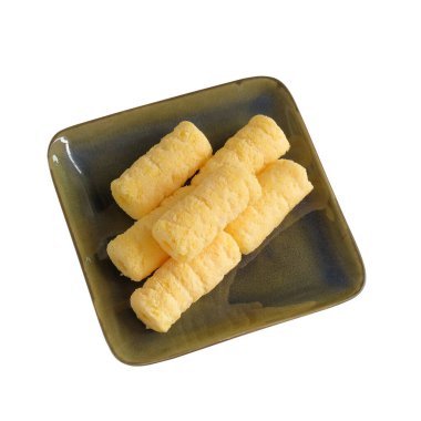 Beyaz tabakta gevrek mısır rulosu. Kırpma yolu..