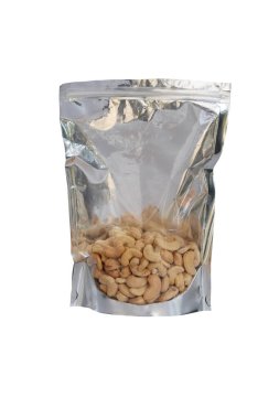 Beyaz arka planda kavrulmuş kaju fıstığı. .