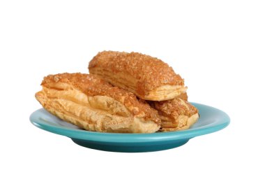 Beyaz arkaplanda şekerli ekmek çubukları.