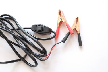 Kırmızı ve siyah elektrikli timsah tokası..