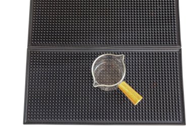 Beyaz arkaplan üzerinde tahta saplı ölçü kabı.