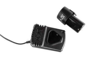 Elektrik kablosuz araçları için şarj edilebilir batarya matkabı ve şarj edici. Örneğin, yapboz, beyaz arka planda tornavida..