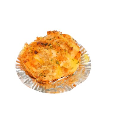 Ev yapımı peynirli sarımsaklı ekmek ve dilimlenmiş domuz eti..